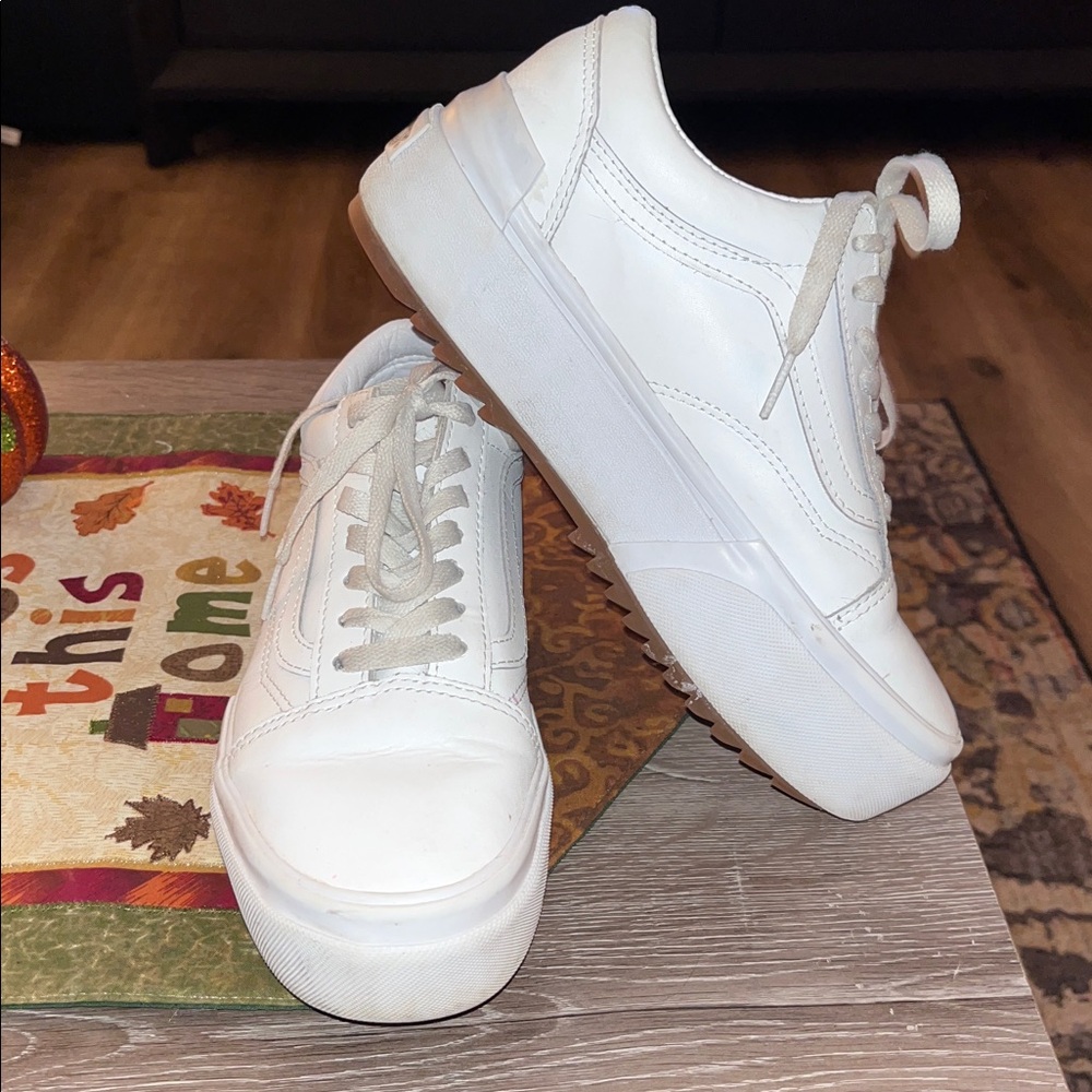 White leather Low-Top platform sneakers.